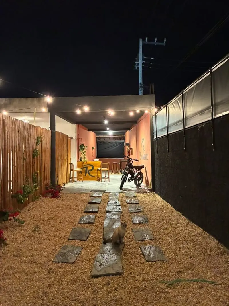 Foto do cliente: entrada iluminada da loja Rodavento à noite