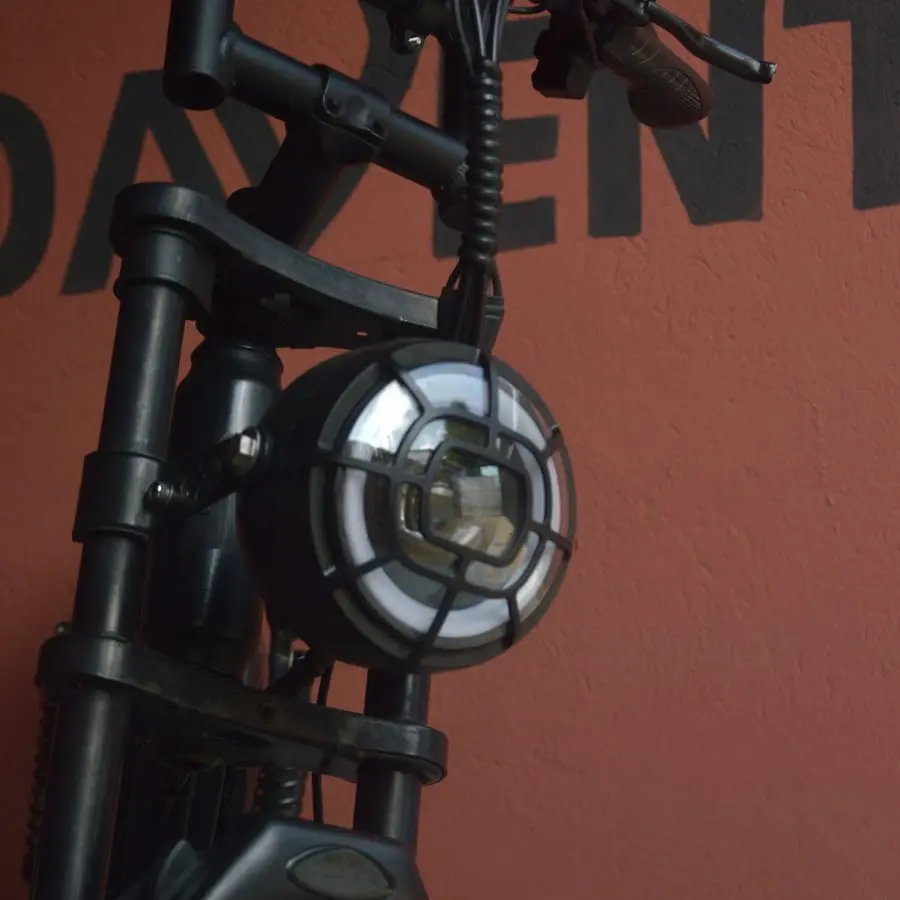 Detalhe do farol e da suspensão dianteira da RV Max